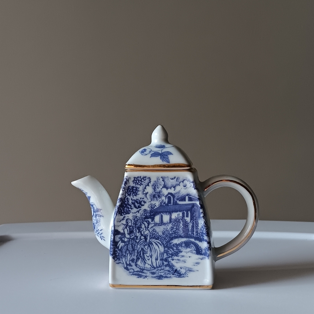 Nantucket Display Tea-Pot Decorative Porcelain Lid Gold Blue White 4"